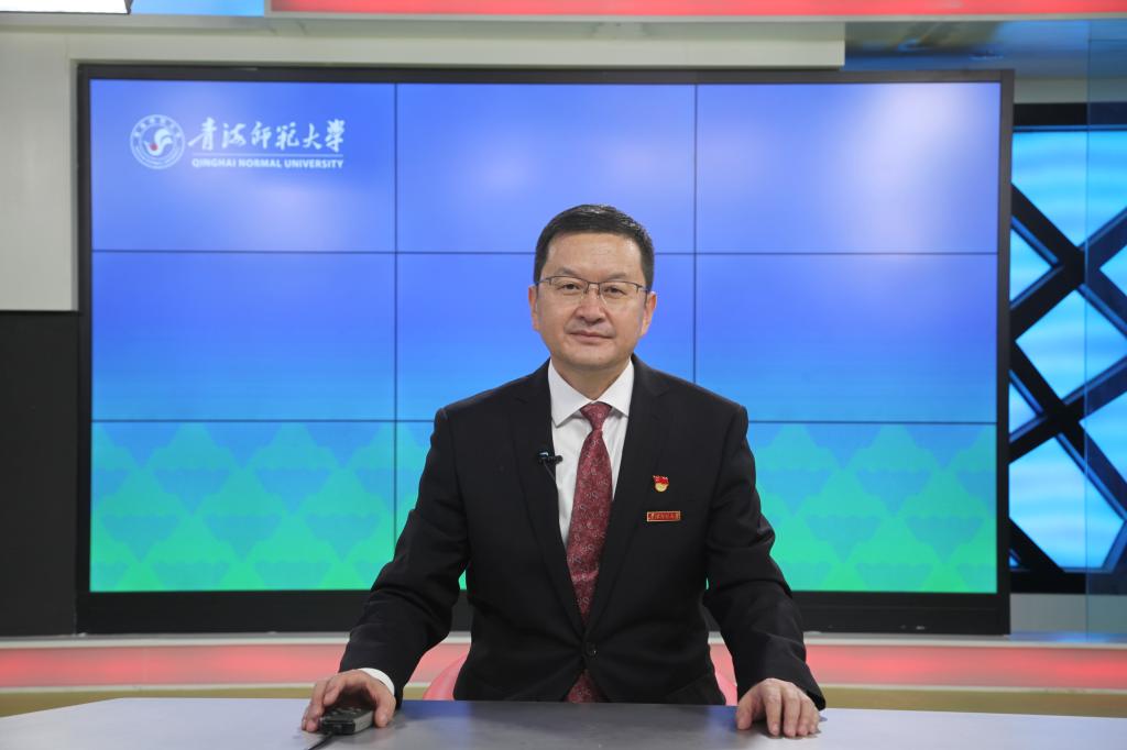3月1日晚7点,校党委书记毛学荣率先通过腾讯课堂开讲"开学第一课",为